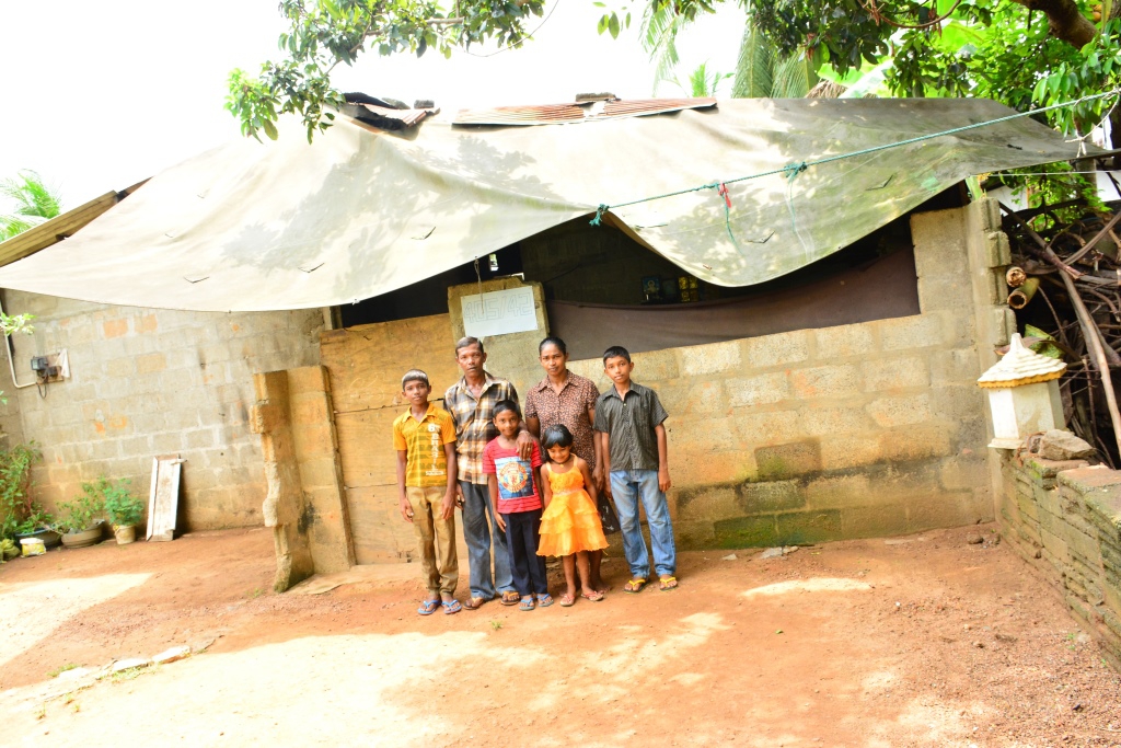 Familie vor Haus